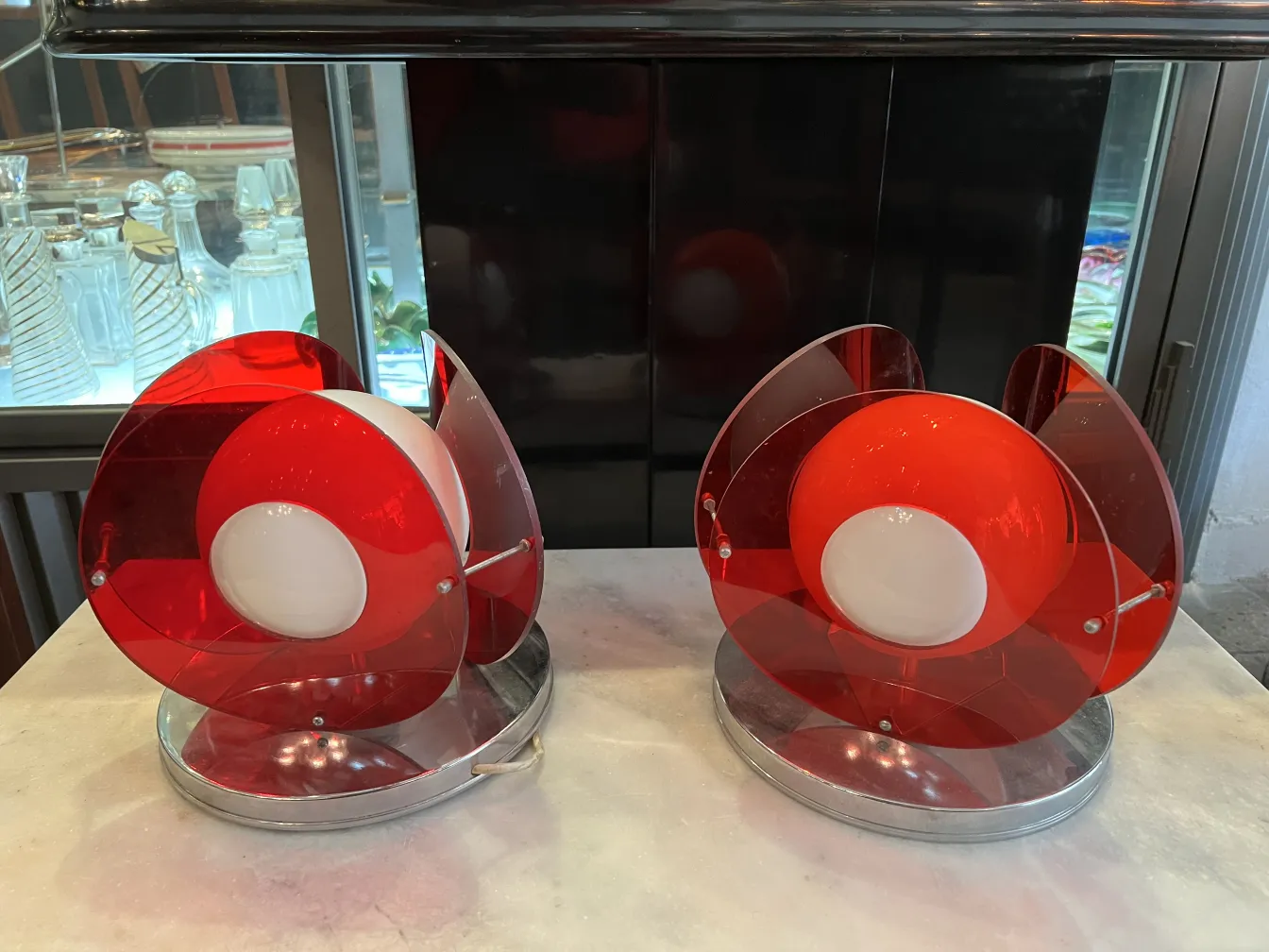 lampara de mesa antigua con pantalla roja y blanca, ambiente colorido