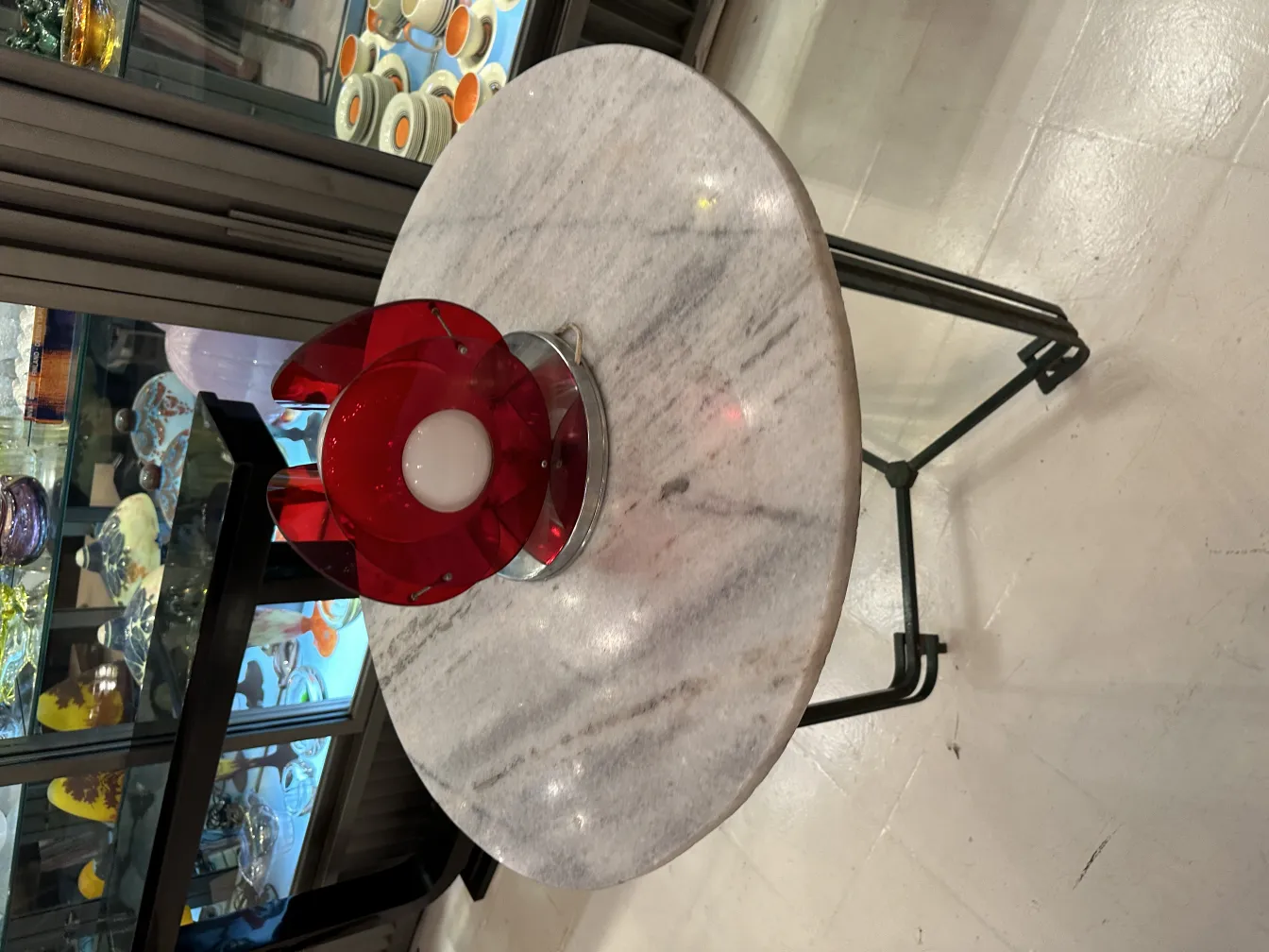 밝은 테이블 위에 있는 고전적인 빨간색 테이블 램프.