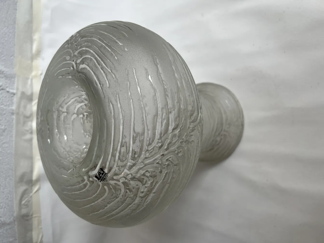 Lampada da tavolo antica con design speciale e rilievo