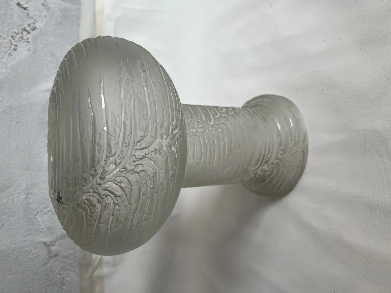 पुरानी-table-lamp-grey-details, एक न्यूनतम वातावरण में।