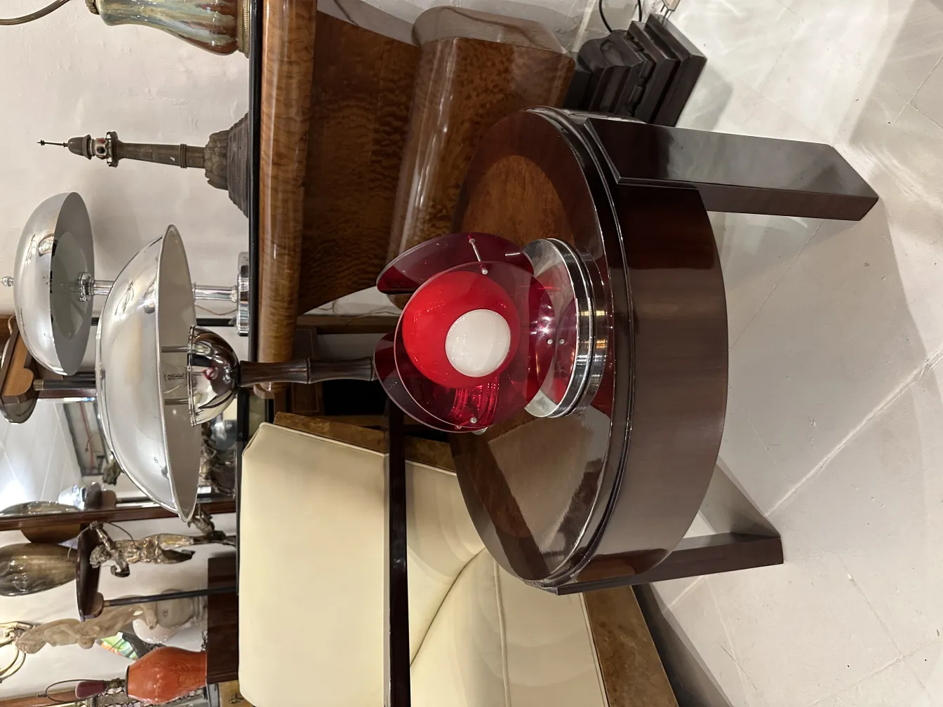 Antike Tischlampe mit rotem Design und weißem Licht. Mit elegantem Sockel in einem antiken Ambiente.