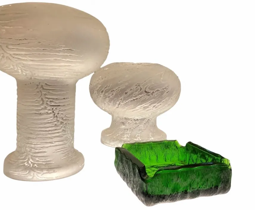 lampe de bureau ancienne avec détails sculptés dans une ambiance chaleureuse