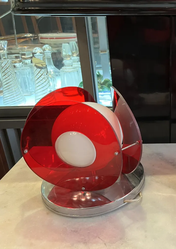 luminária de mesa antiga com formato redondo e cores vibrantes em um ambiente elegante