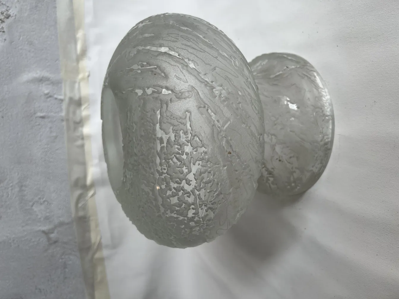 lampada da tavolo antica con design traslucido su sfondo bianco