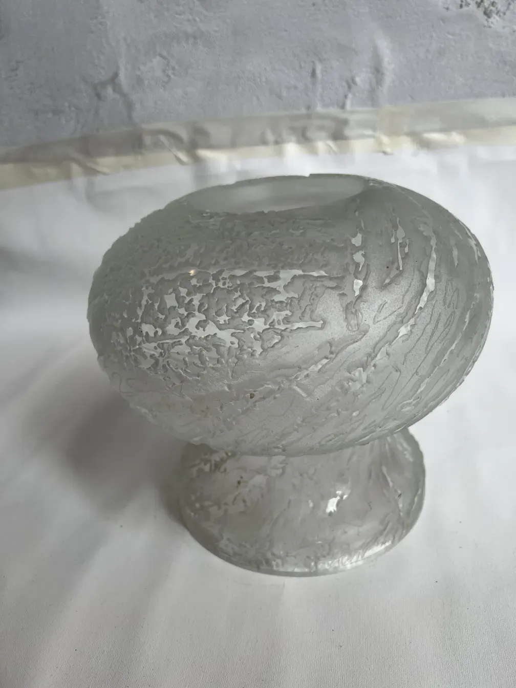 Lámpara de mesa antigua de cristal con textura sutil