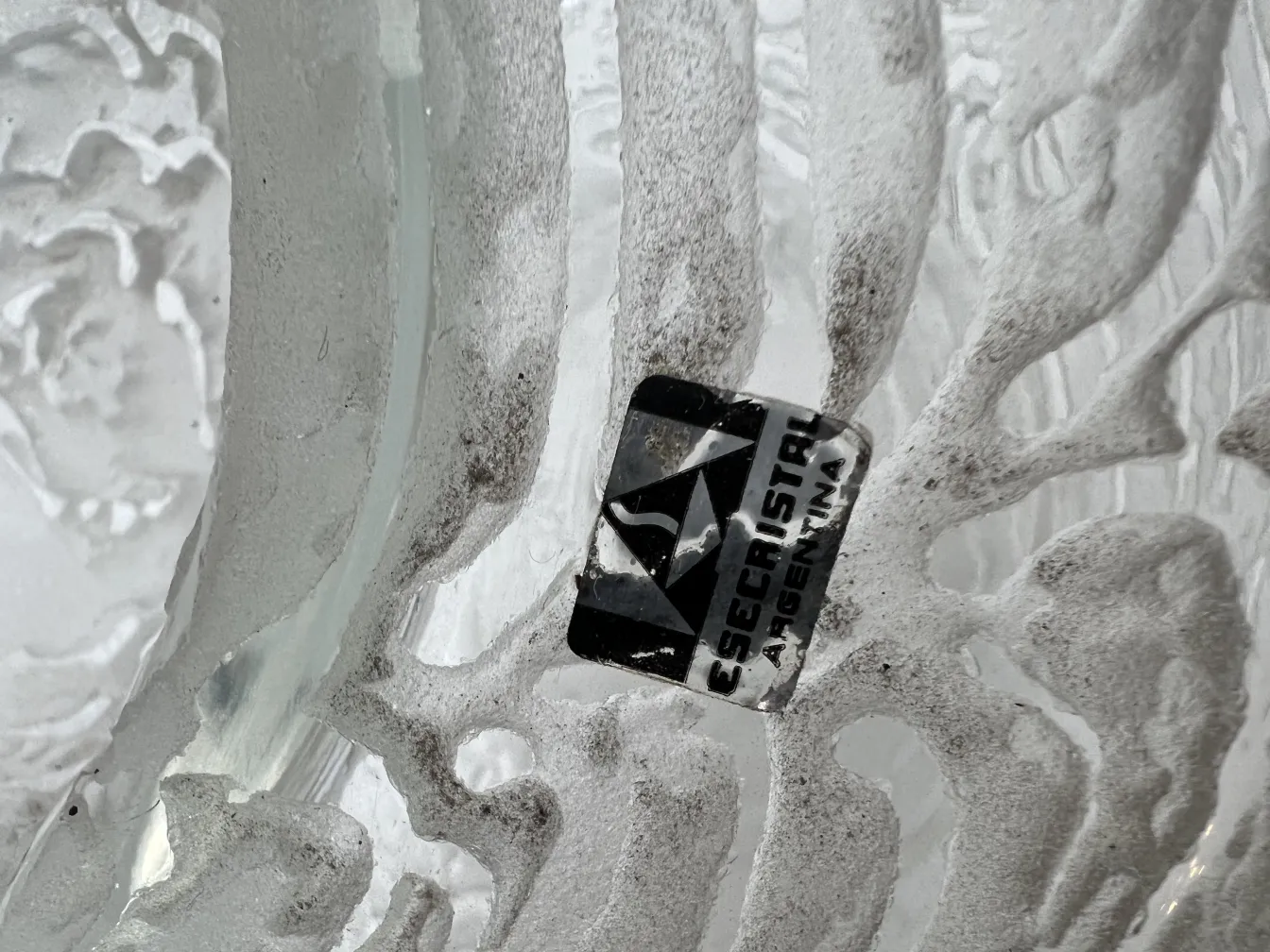 Luminária de mesa antiga com padrões intrincados, perfeita para decoração.