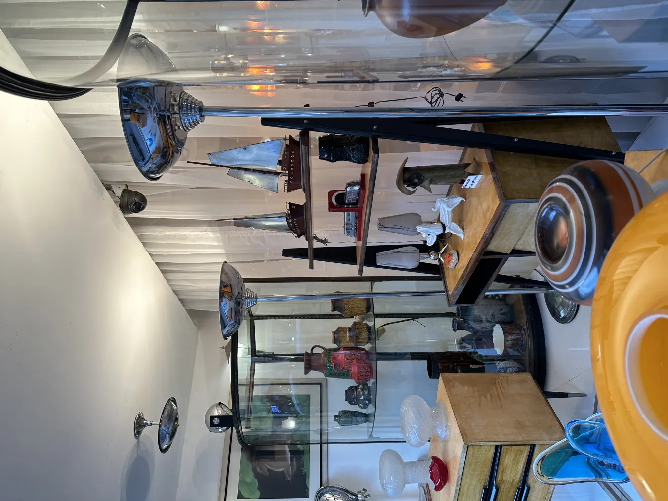 lampada da tavolo antica con design elegante in un ambiente accogliente