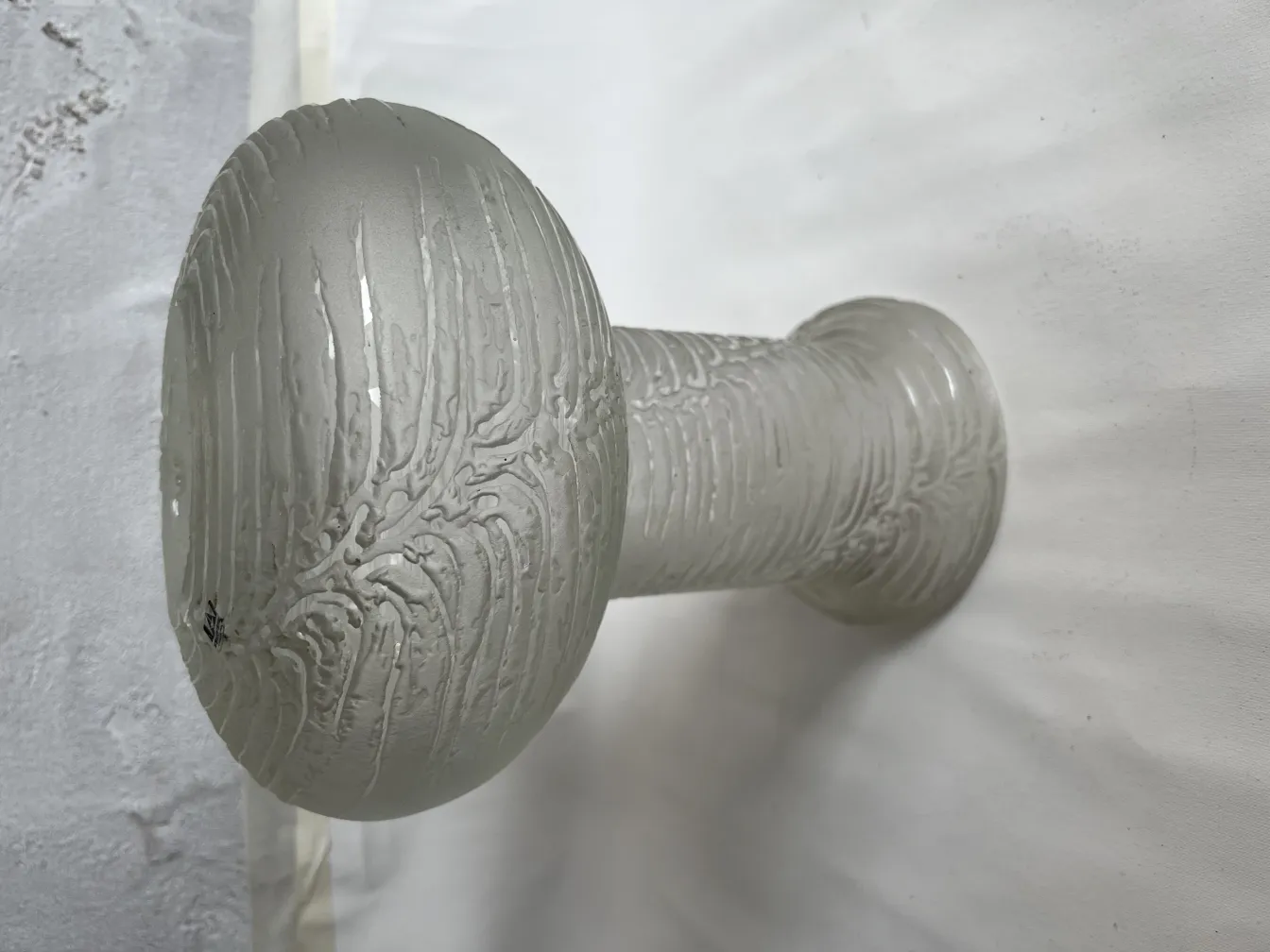 Lampe de bureau ancienne avec un design texturé et une base détaillée.