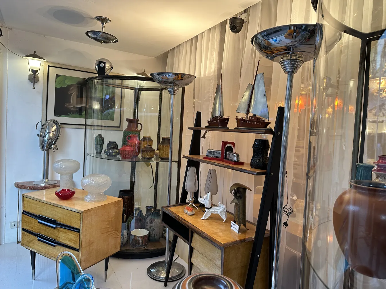 lampe de bureau antique avec abat-jour rond, ambiance chaleureuse, décoration intérieure élégante