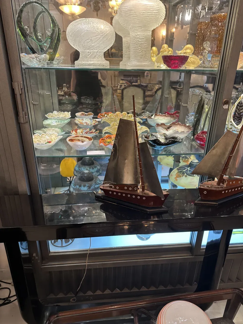 Lampe de bureau ancienne avec un bateau en bois dans un cadre élégant.