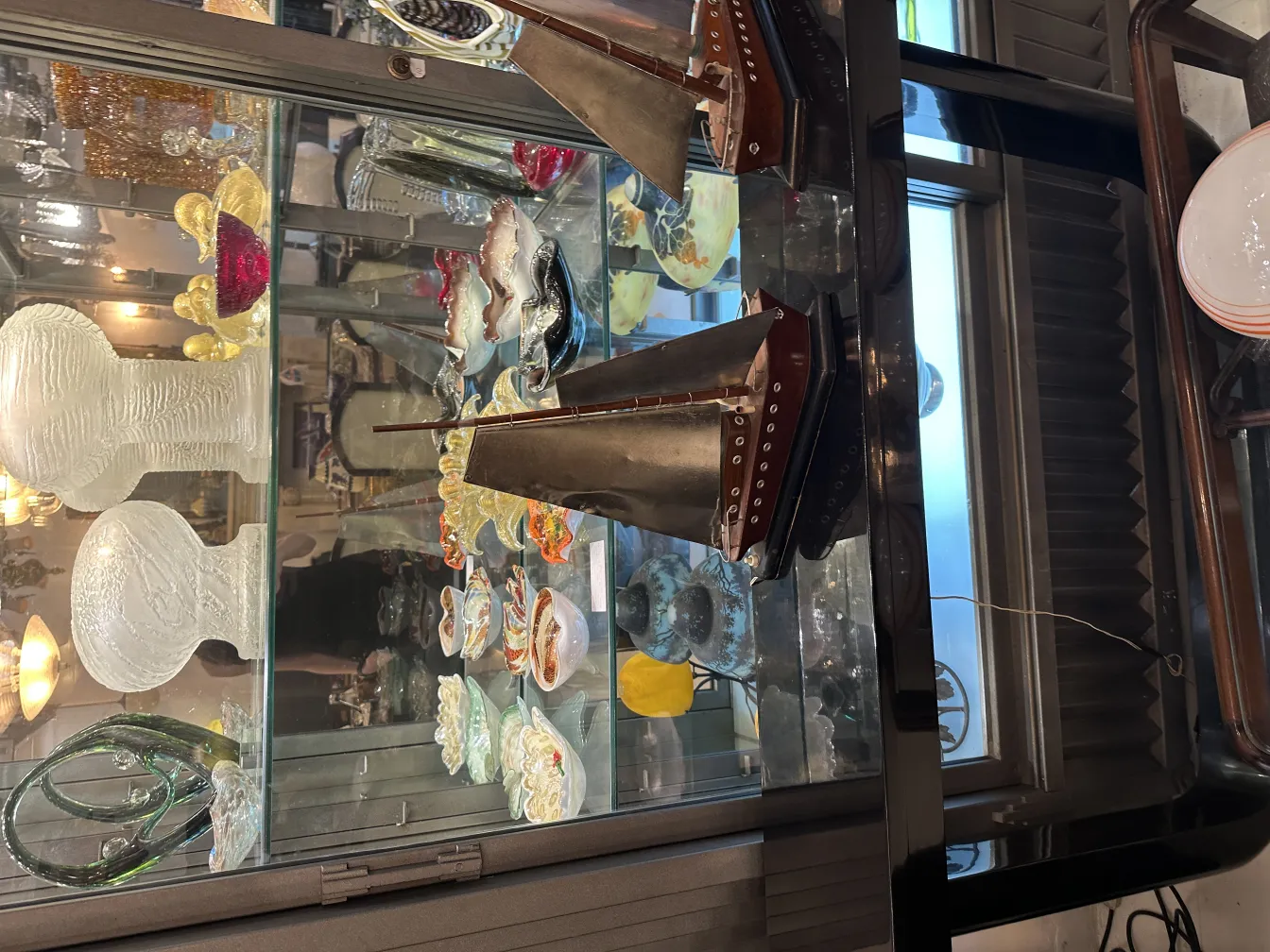 装飾的なディテールを持つ古いテーブルランプ、エレガントな環境にて