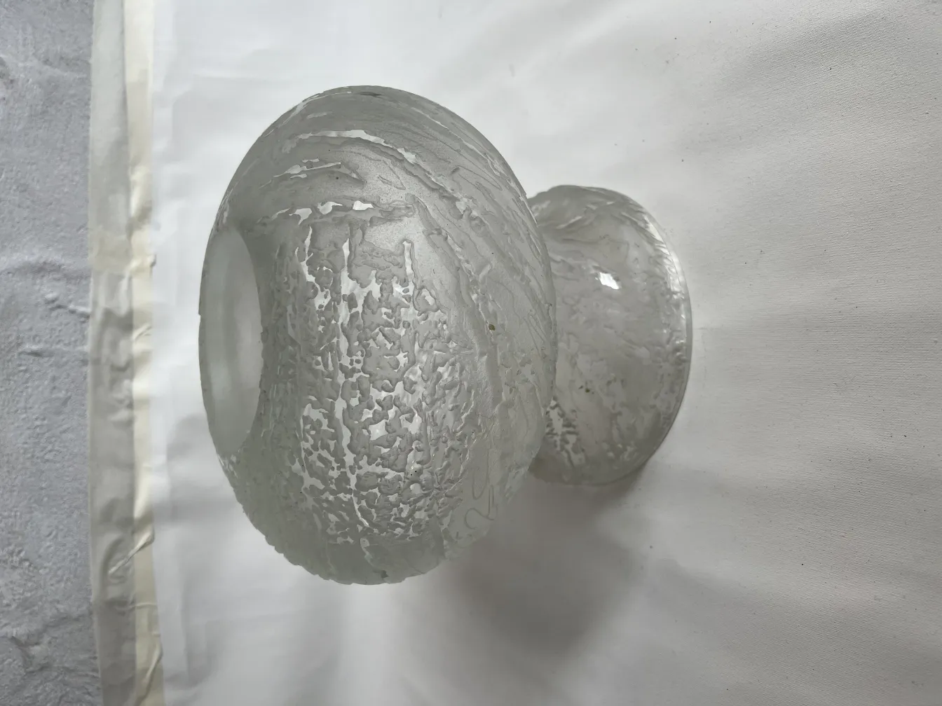 lampada da tavolo antica con design delicato e morbido, perfetta per decorare qualsiasi ambiente, evidenziando il suo stile affascinante