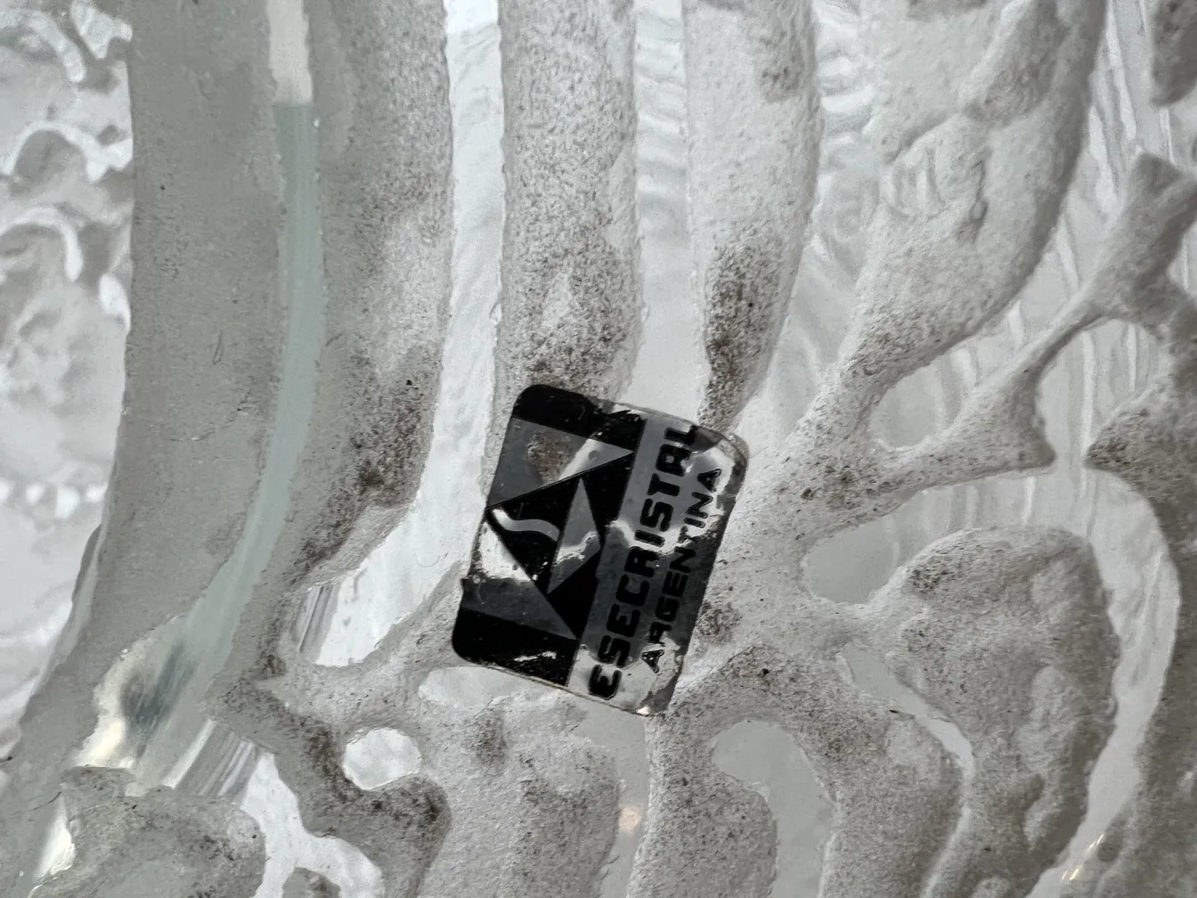 Antike Tischlampe mit einzigartigen dekorativen Details in einem gemütlichen Ambiente.