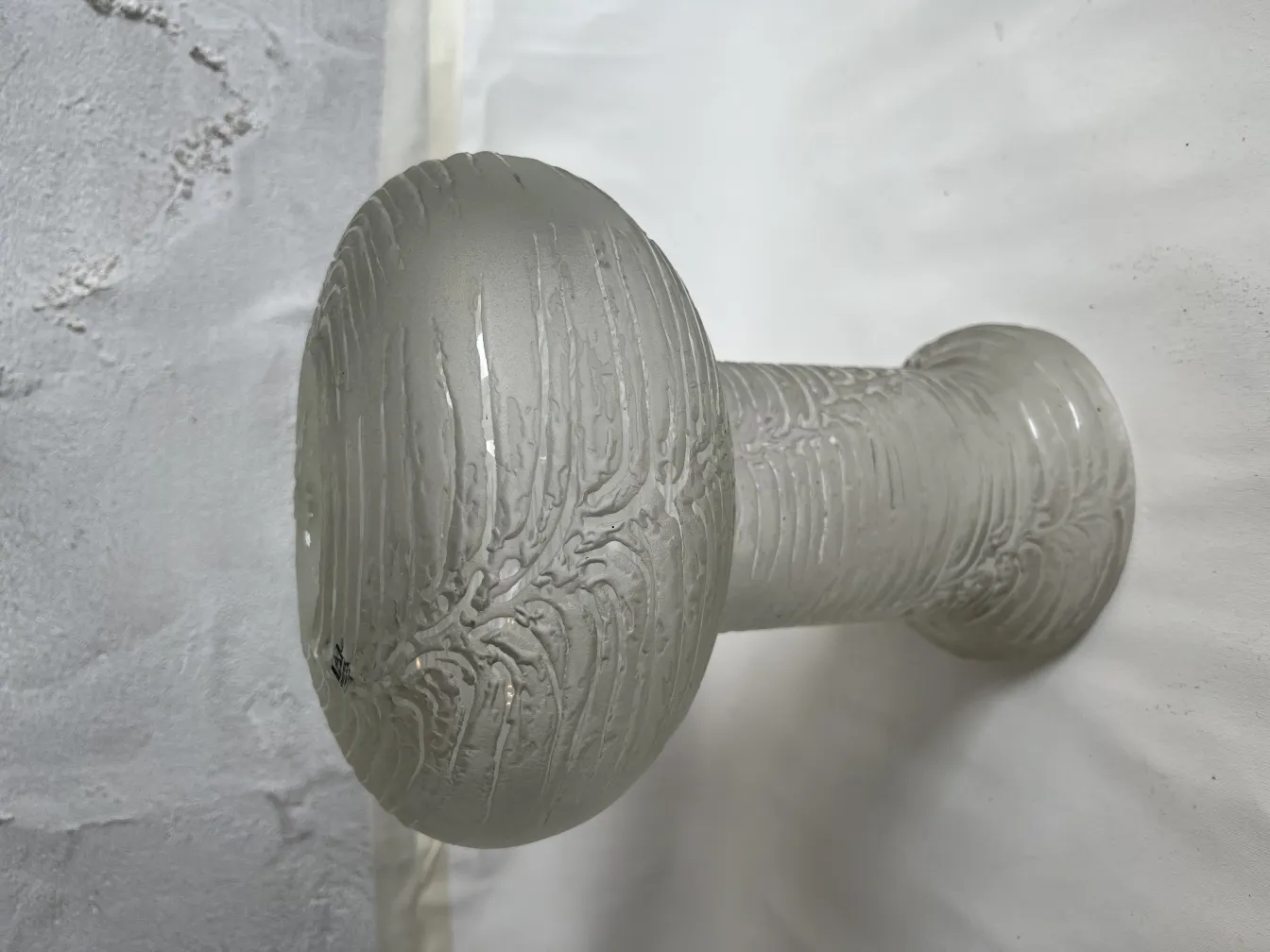 Antike Tischlampe mit relieforientiertem Design, elegant und markant.