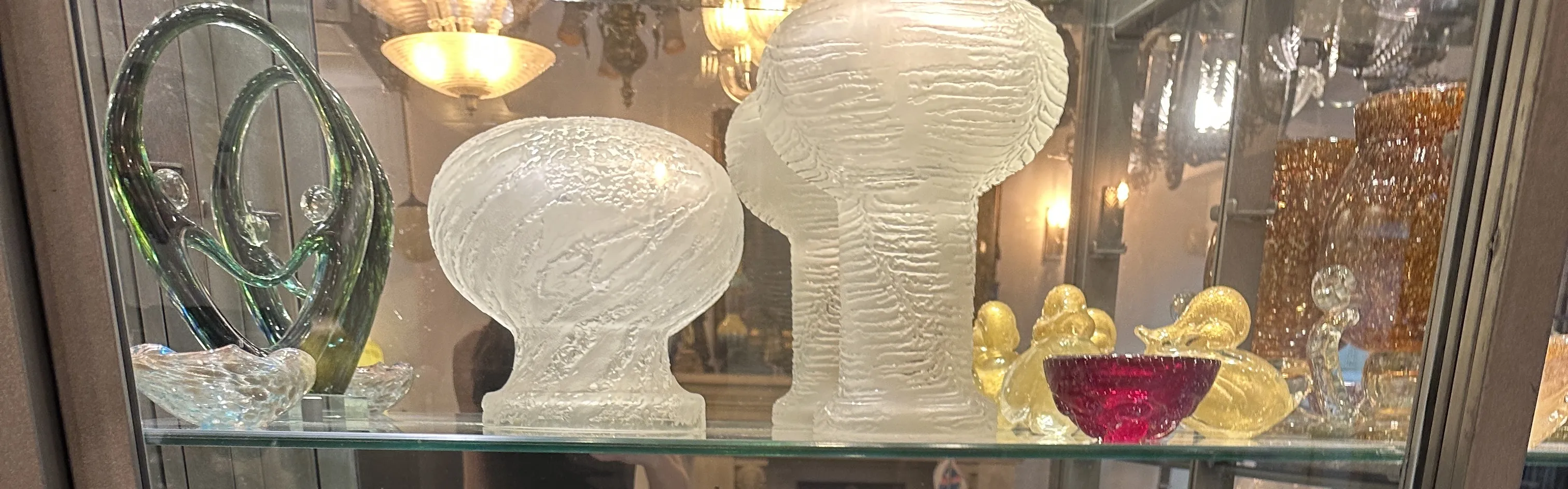 lampe de bureau ancienne avec lumière douce, décoration intérieure, fond élégant