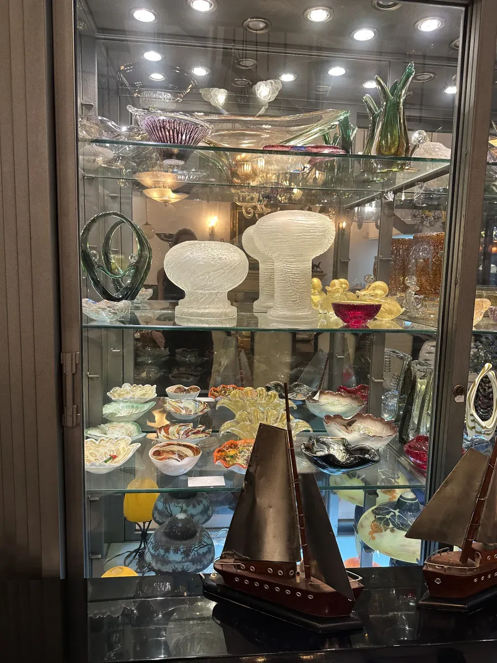 lampada da tavolo antica con design speciale in vetrina