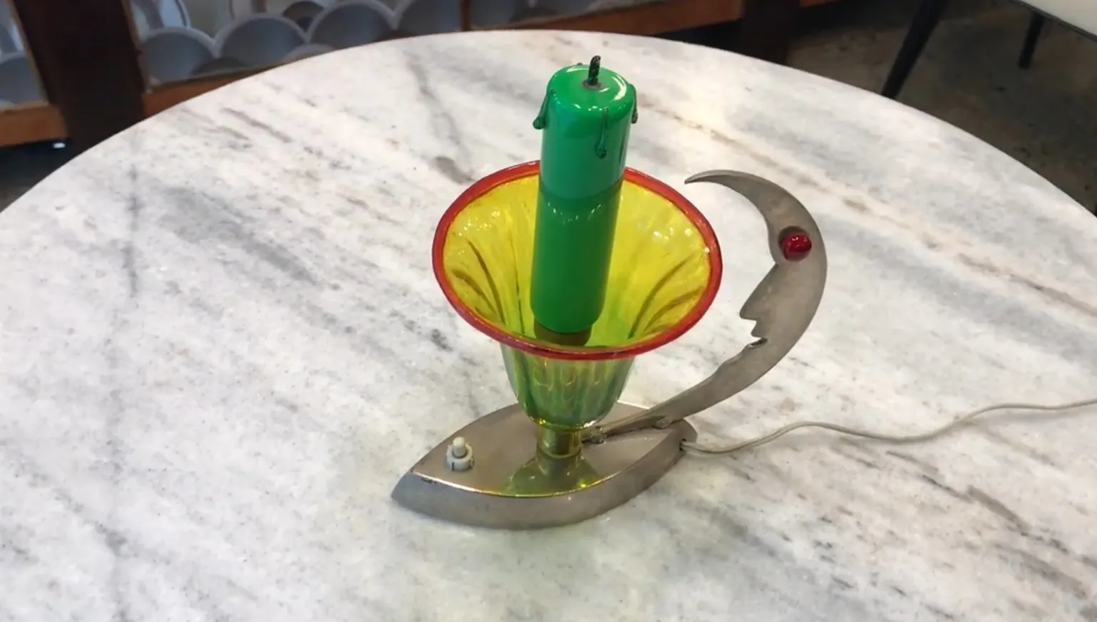 Lámpara de mesa antigua colorida sobre mesa de mármol