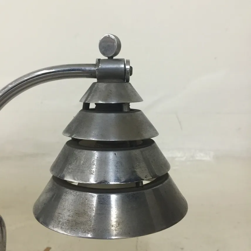 Antike Tischlampe mit geometrischem Design, klassisches Ambiente, eleganter Stil.