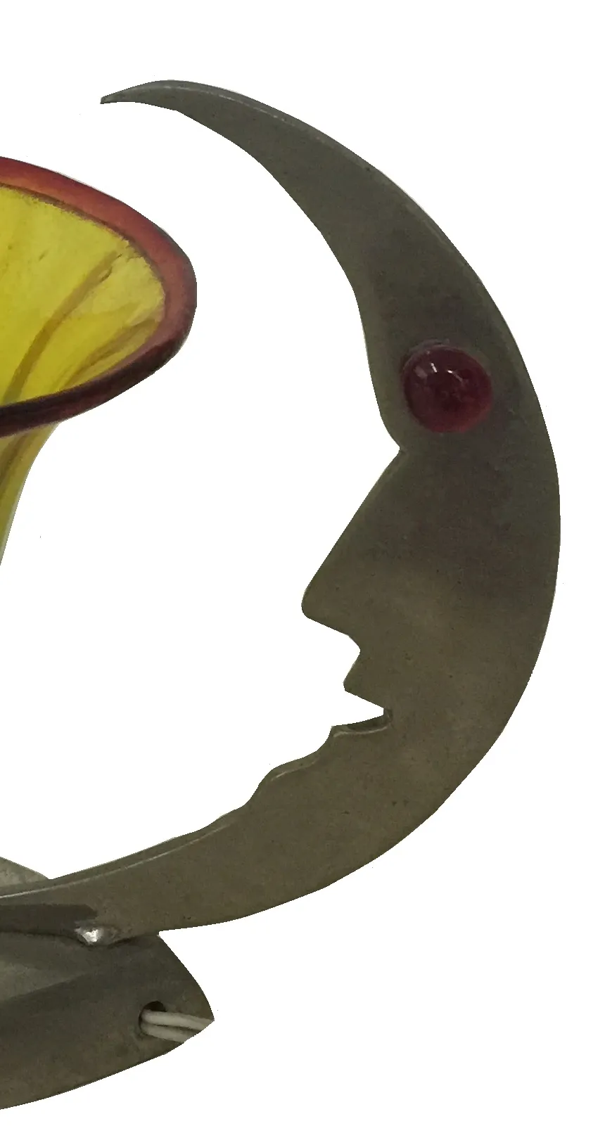 lampe de bureau antique avec un design de lune et un visage. Couleur jaune avec des accents rouges.