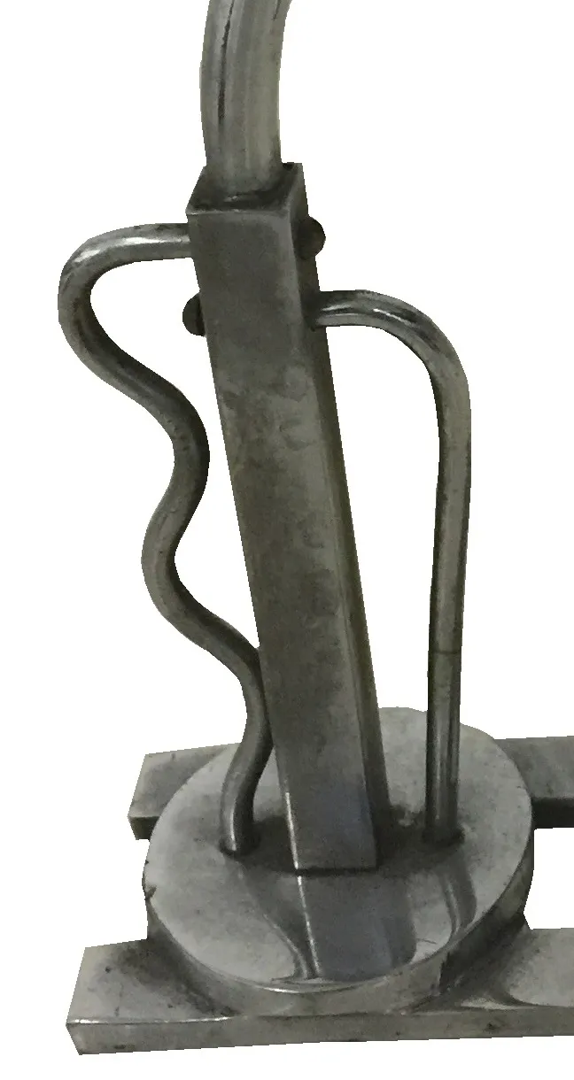 Lampada da tavolo antica con base elegante e design curvo