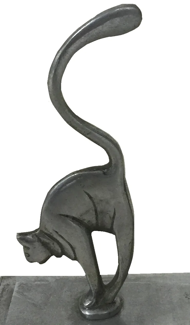 lampe de bureau ancienne avec figure de chat, ambiance élégante