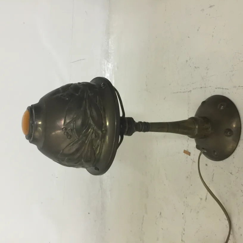 Lampada da tavolo antica con base e paralume decorati.