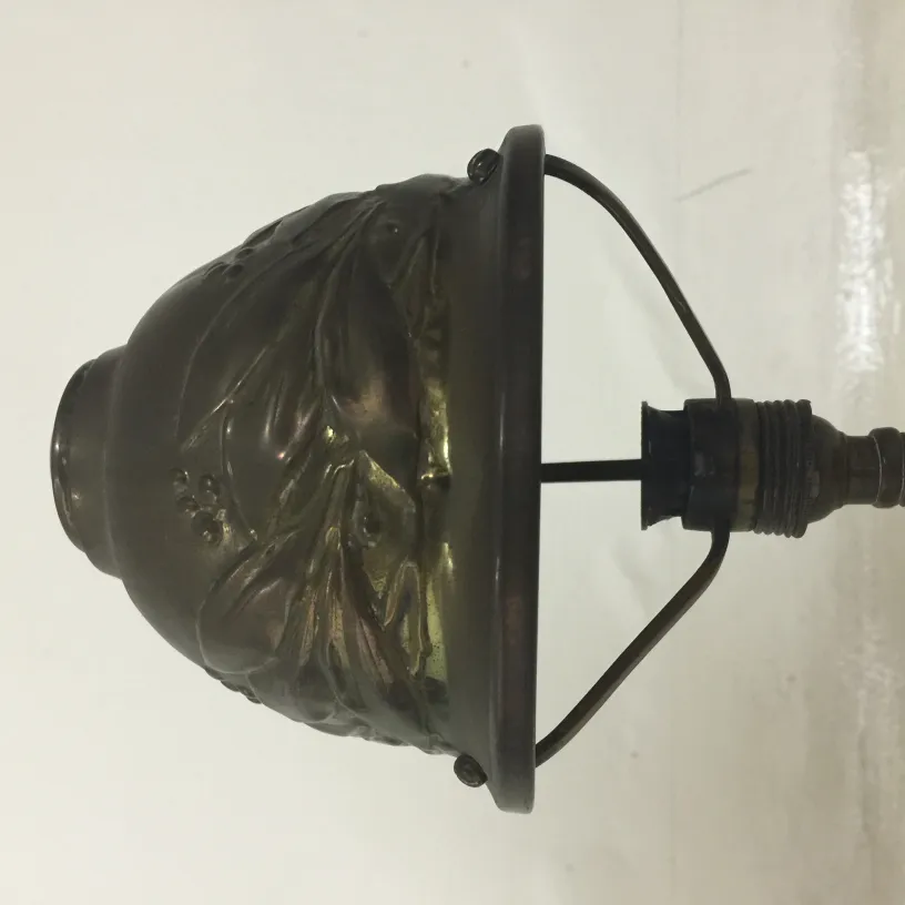 vue de côté d'une ancienne lampe de bureau avec un design floral