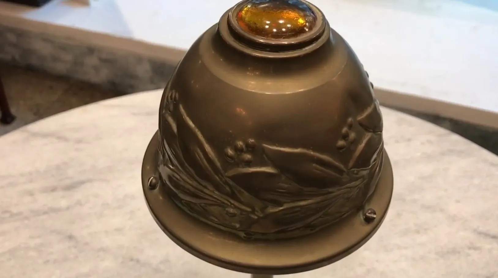 장식적인 세부 사항이 있는 고전적인 테이블 램프, 둥근 상단