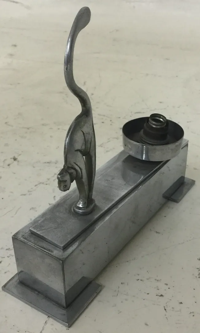 Antiga luminária de mesa com design de gato, perfeita para decoração.