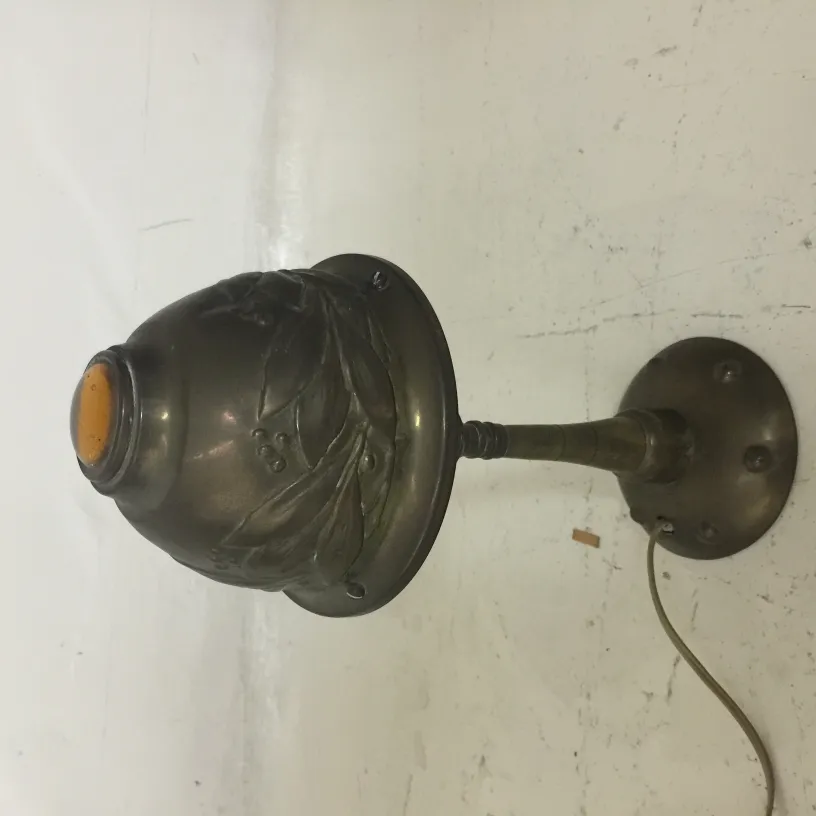 lampe de bureau ancienne avec détails décoratifs sur l'abat-jour et fond blanc