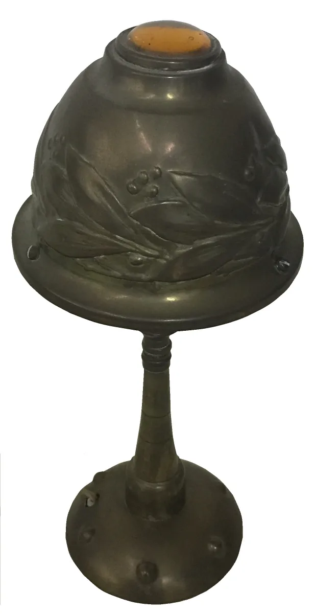 lampada da tavolo antica con base decorativa e design floreale, illuminazione elegante per ogni ambiente