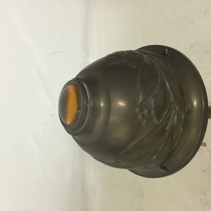 Hier ist eine antike Tischlampe mit dekorativen Details. Sie hat ein elegantes Finish, das ihre Präsenz in jedem Raum verstärkt.