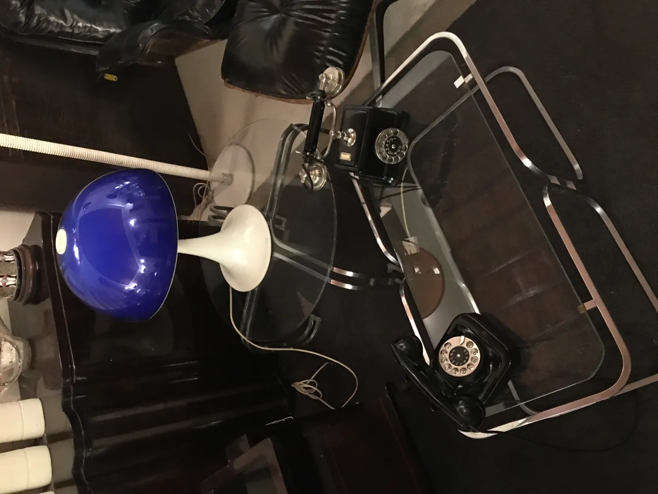 antigua lámpara de mesa con base blanca y pantalla azul, en un entorno moderno