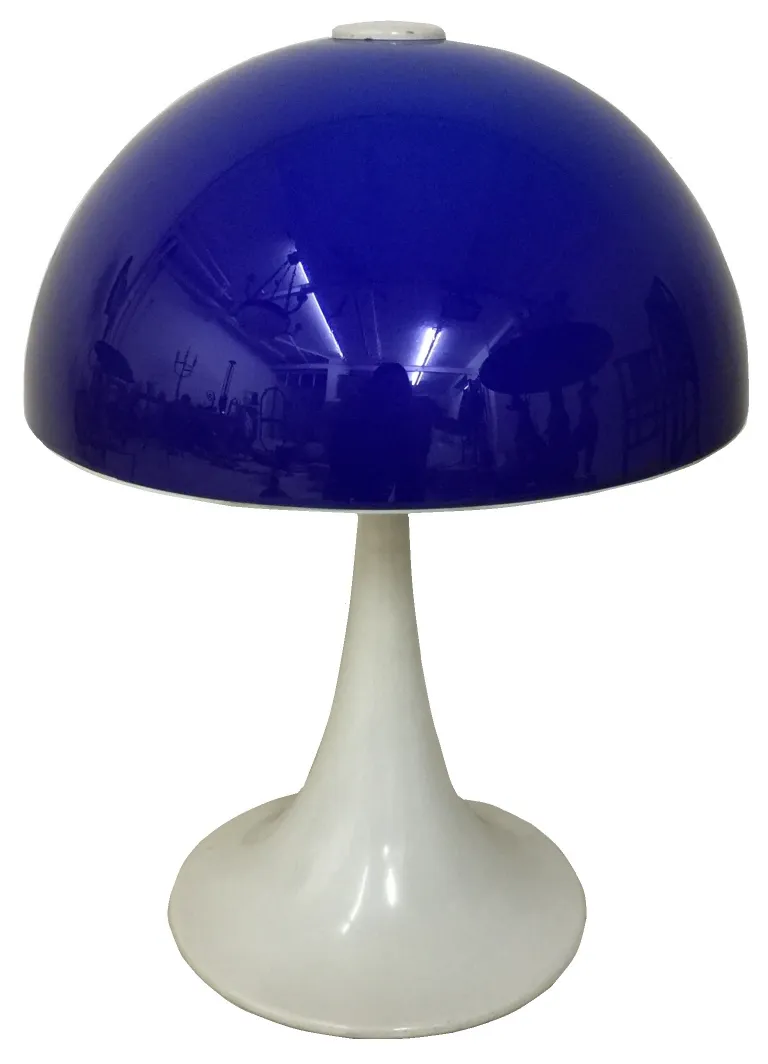 lampara de mesa antigua con pantalla azul brillante y base blanca