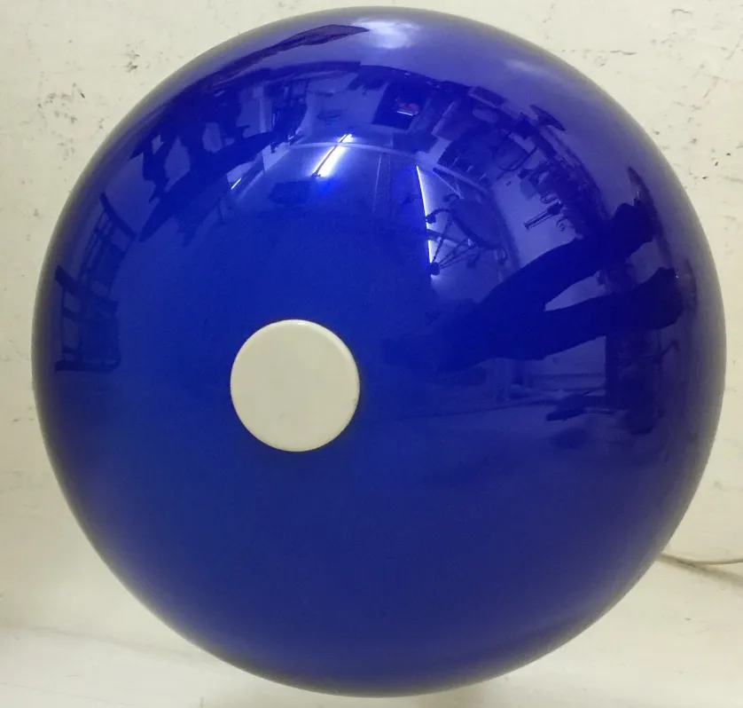 lampada da tavolo antica con sfera blu lucida e base bianca