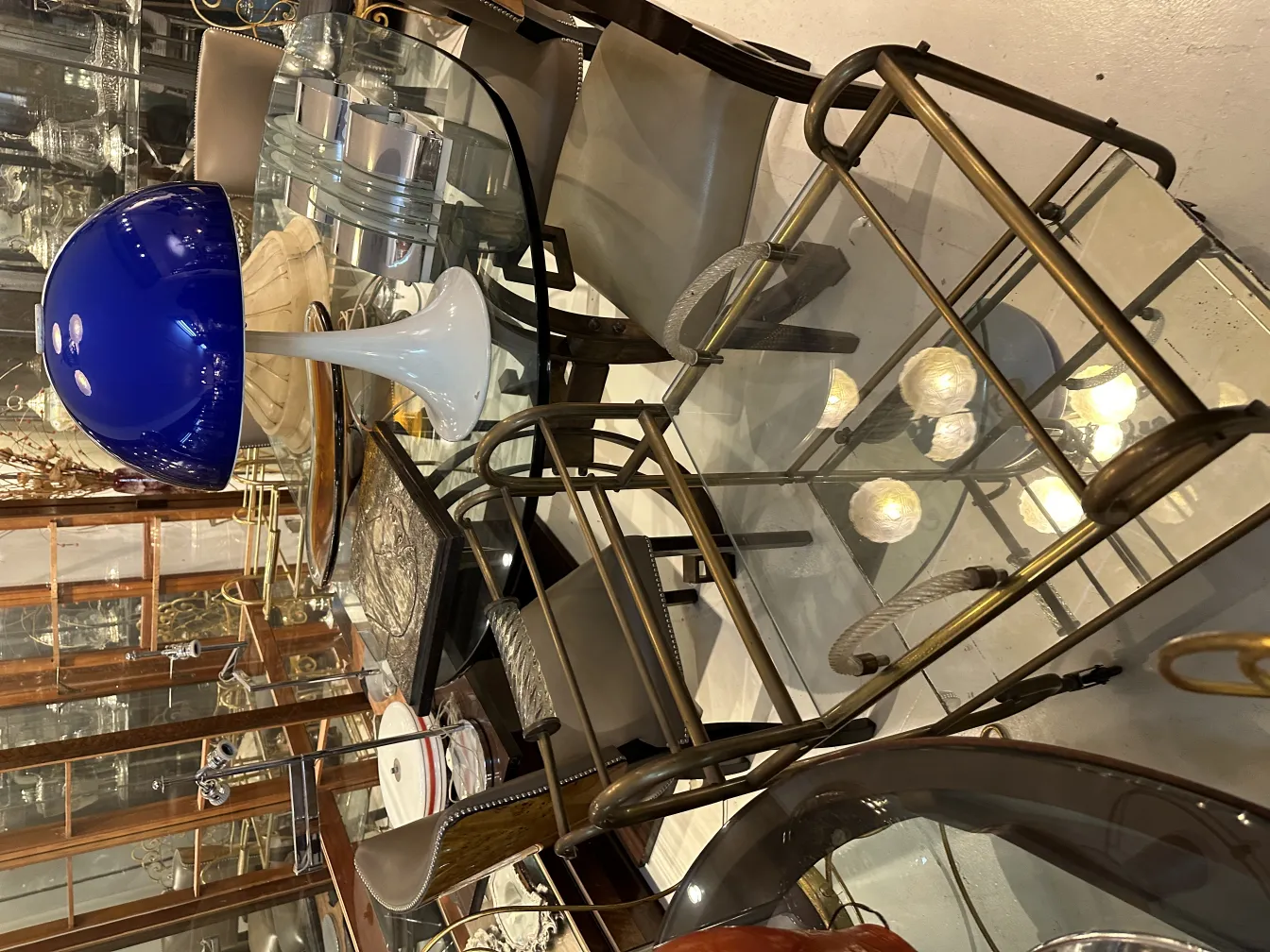 Старинная настольная лампа с синим стеклом на столе