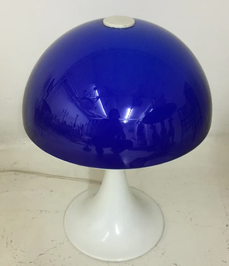 Antike Tischlampe in glänzender blauer Kugelform, ideal zur Verschönerung jedes Raumes.