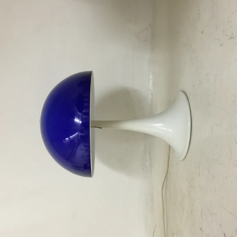 Lampe de bureau ancienne avec abat-jour bleu et base blanche, idéale pour la déco.