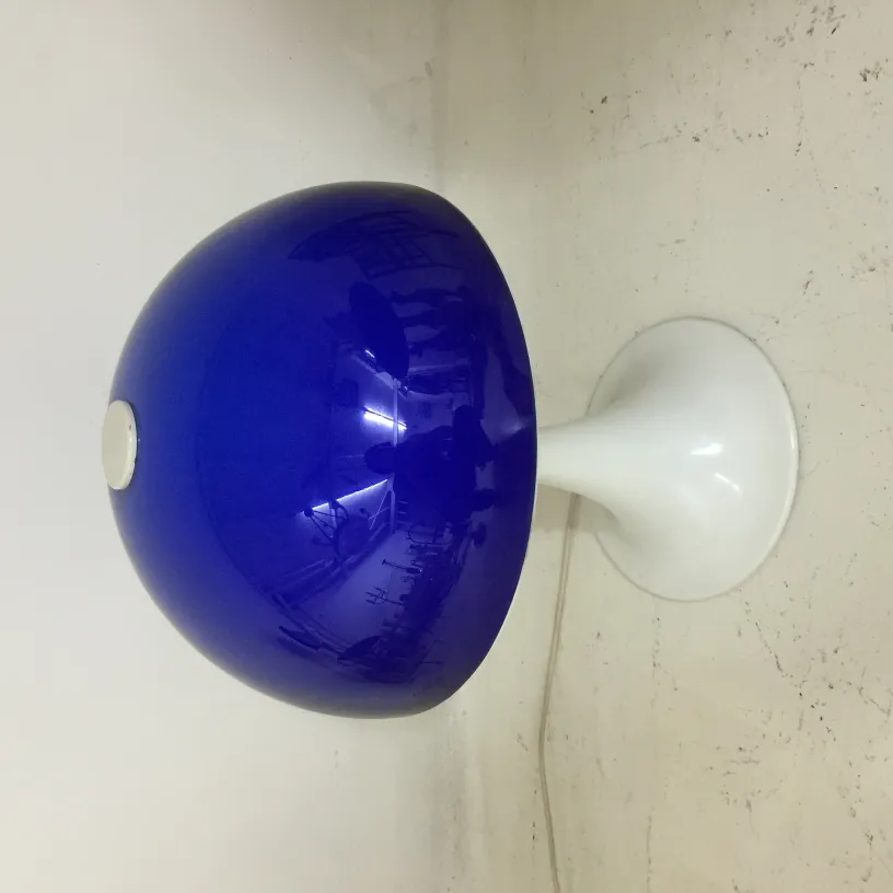 Lampe de bureau antique bleue avec base blanche et design distinctif