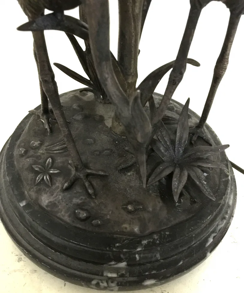 Lámpara de mesa antigua Figudo con forma elaborada y base decorativa.