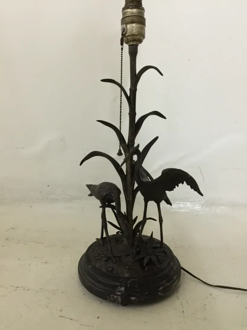 Antique table lamp featuring decorative figudo design.