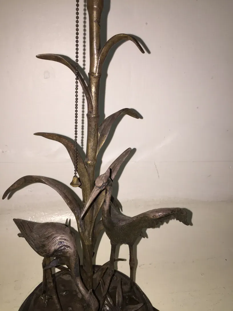 Antike Tischlampe Figudo mit künstlerischer Form und dekorativen Details.