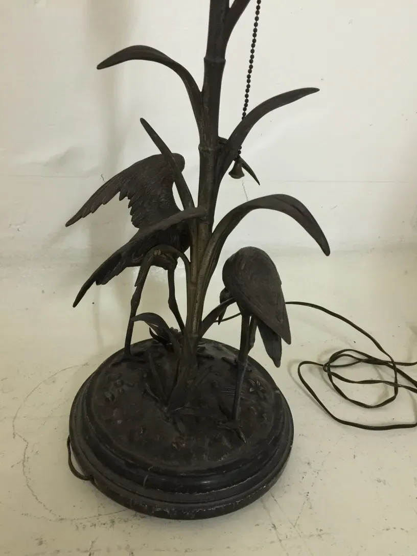 Antike Tischlampe Figudo mit dekorativem Sockel und Vögeln.