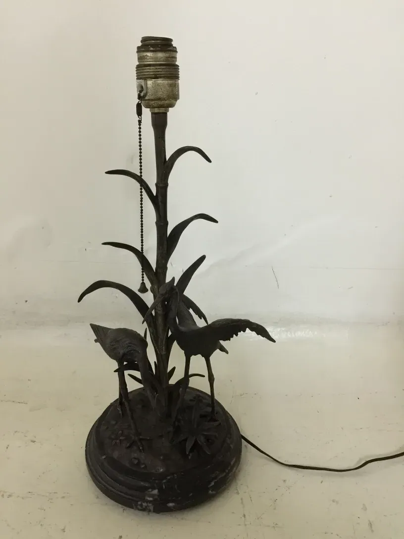 Antique table lamp Figudo with floral design on the base.