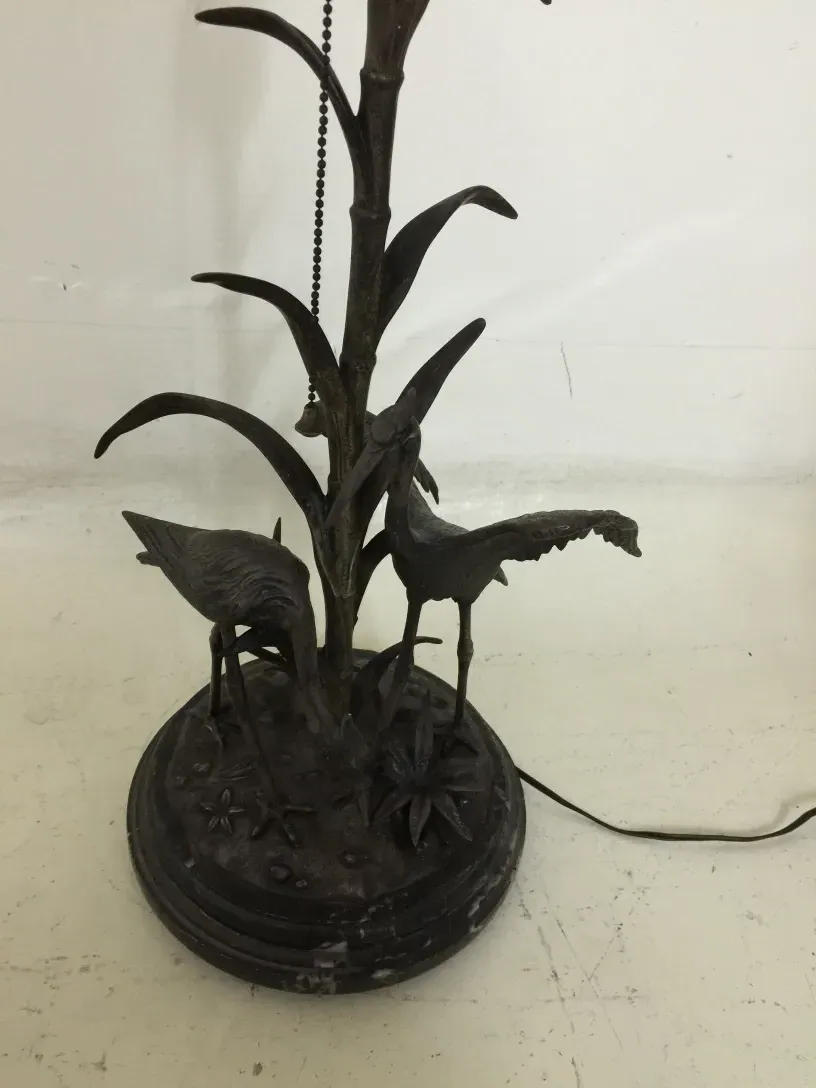 Lampada da tavolo antica Figudo con design elegante e base decorativa, ideale per ambienti classici.