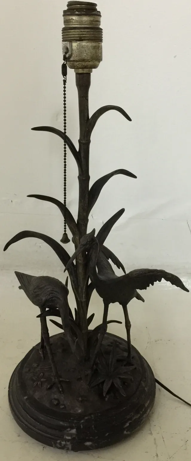 오래된 테이블 램프 figudo 장식과 크레인 밝은 환경에서