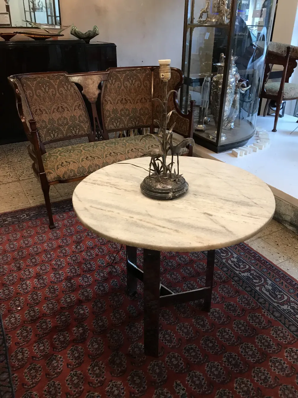 ancienne lampe de bureau Figudo sur table ronde dans un cadre chaleureux