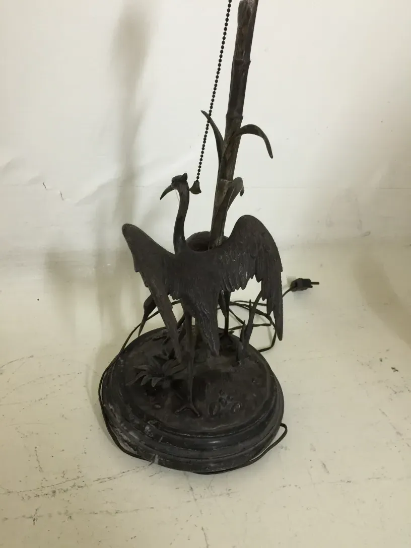 Luminária de mesa antiga Figudo com design estilizado e detalhes únicos na base.