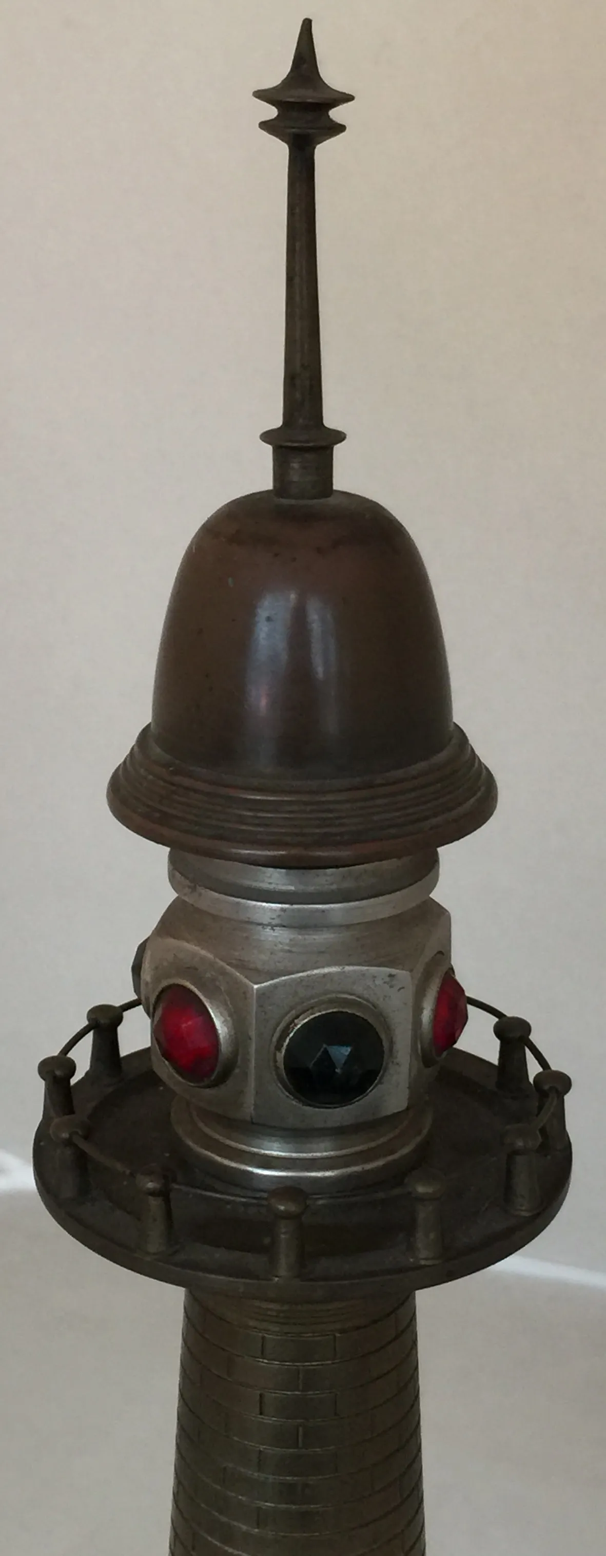 lampada da tavolo antica con dettagli rossi e neri, base decorativa in tonalità metalliche, atmosfera classica