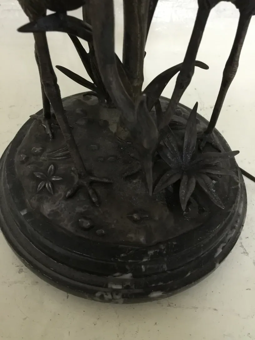 Antike Tischlampe mit floraler und geschnitzter Basis.